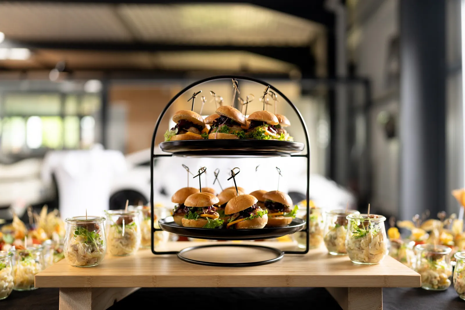 Elegantes Fingerfood-Buffet mit Mini-Burgern und Salaten im Glas