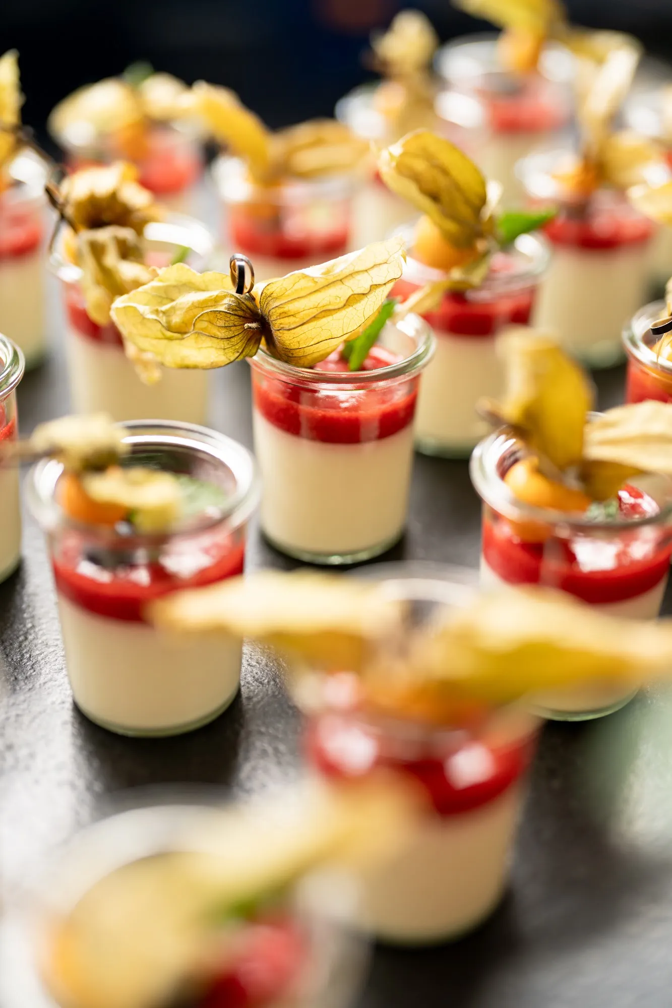 Kleine Dessert-Gläser mit Creme und Früchten