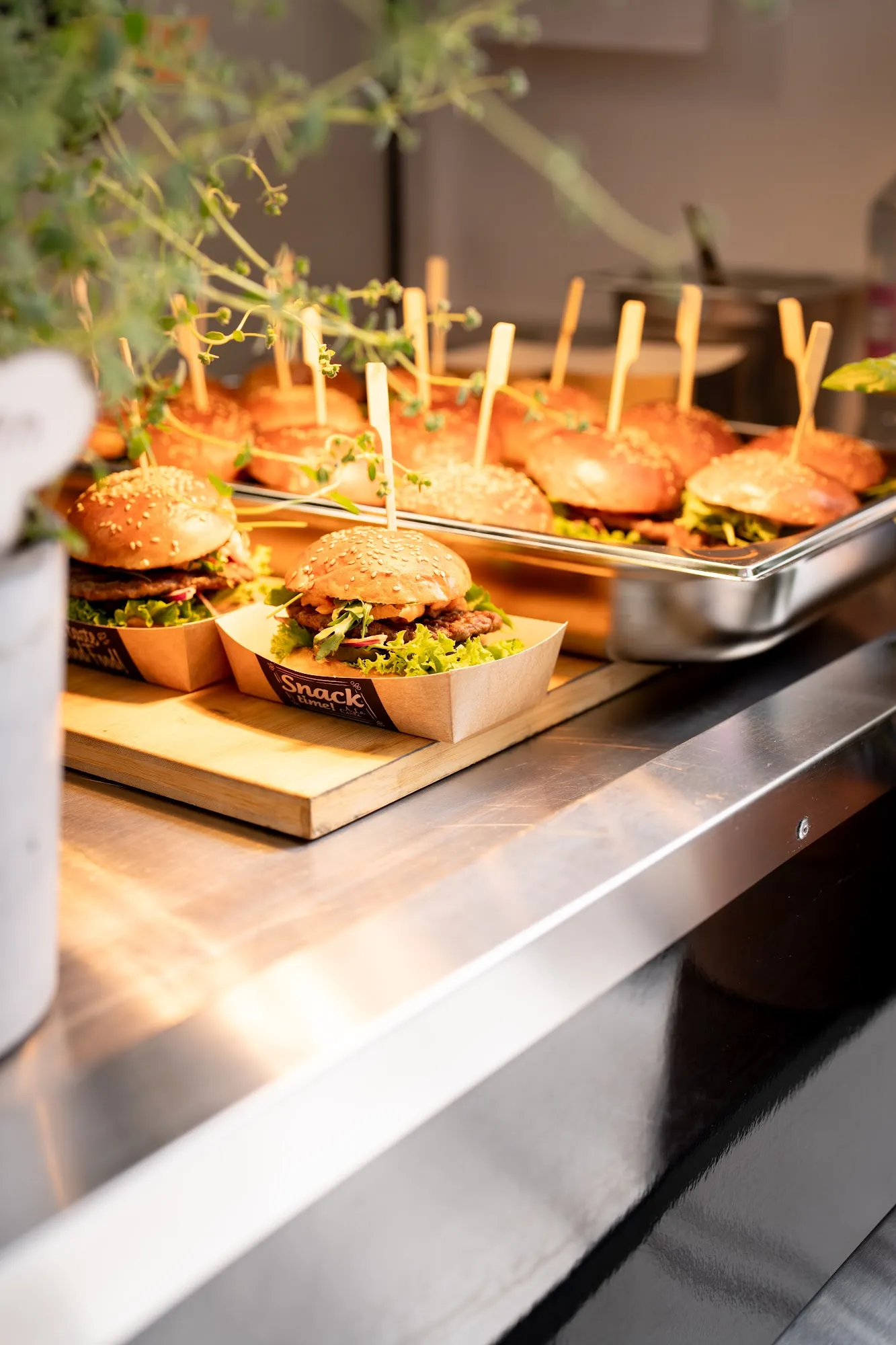 Frische Burger in Pappschalen auf der Theke des Foodtrailers