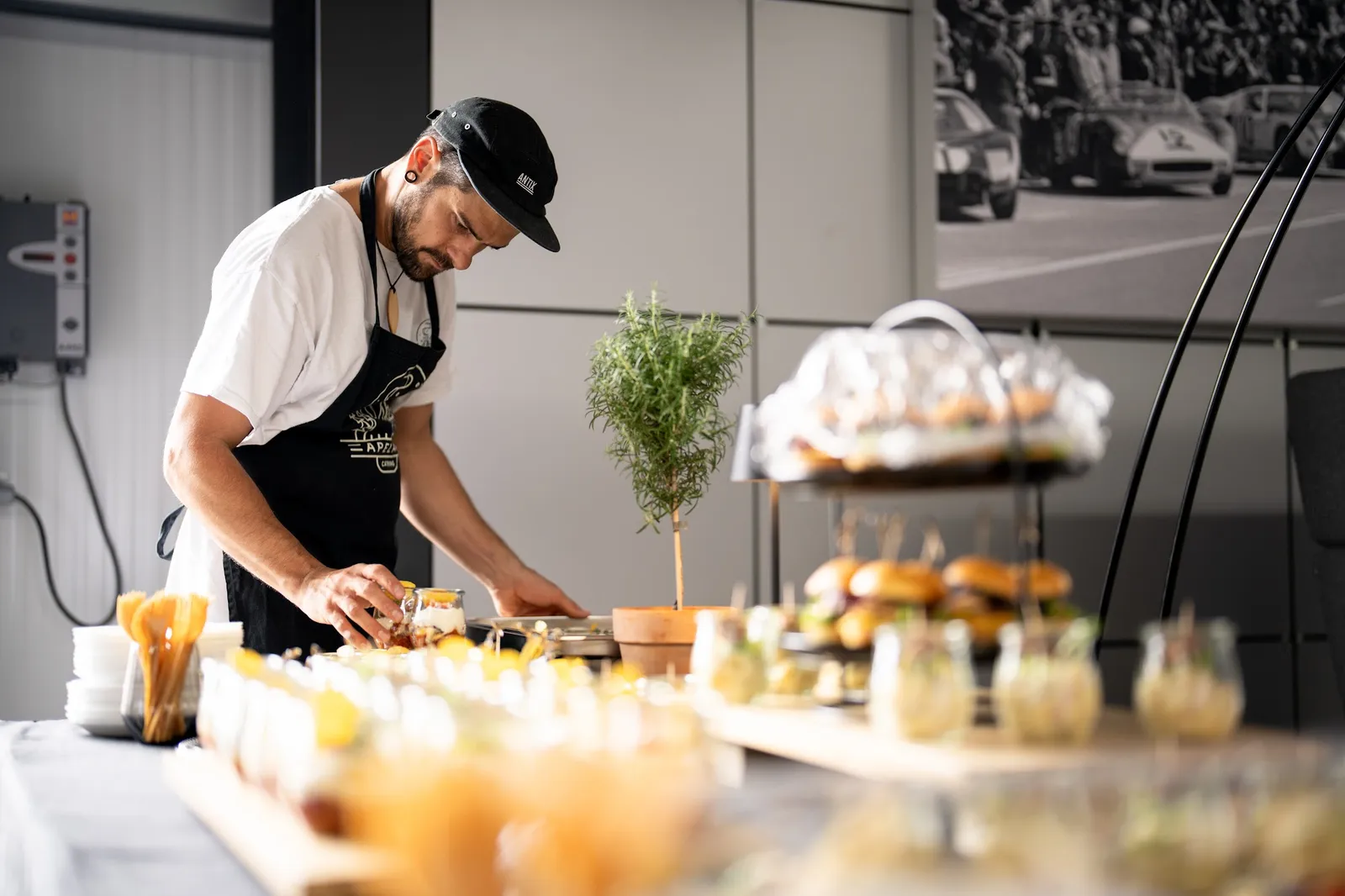Aufbau des Catering-Buffets durch den Koch